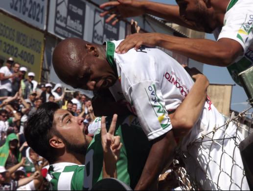 Wanderson comemorou seu gol pelo Rio Preto no alambrado e fez a festa com a torcida do Verdão. Foto: José Paulo Necchi Oliveira