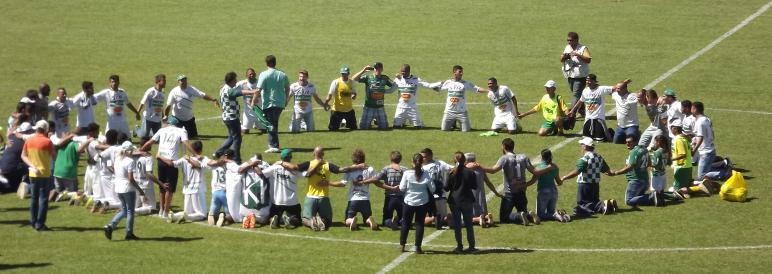 Após conquista de acesso e vaga na final, o Rio Preto se reuniu no centro do gramado para agradecer a Deus