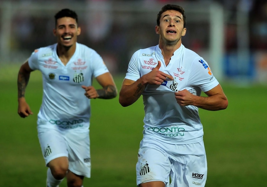 Ronaldo Mendes comemora o gol que deu o empate para o Santos no primeiro jogo da decisão
