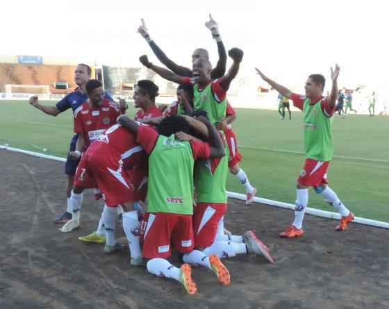Muita festa dos jogadores do sete após primeira vitória. Foto: Renato Giansante