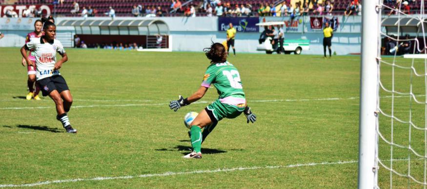Grazi entrou sozinha na área e desviou a bola da goleira Aline. Fotos: Hélter Torres