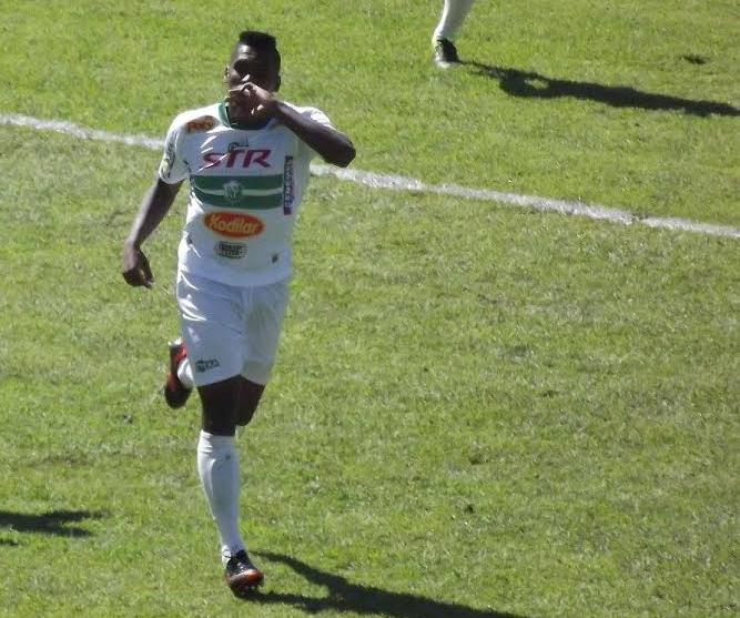  Jônatas Obina comemora mais um gol com a camisa do Rio Preto. (Divulgação / EC Rio Preto)