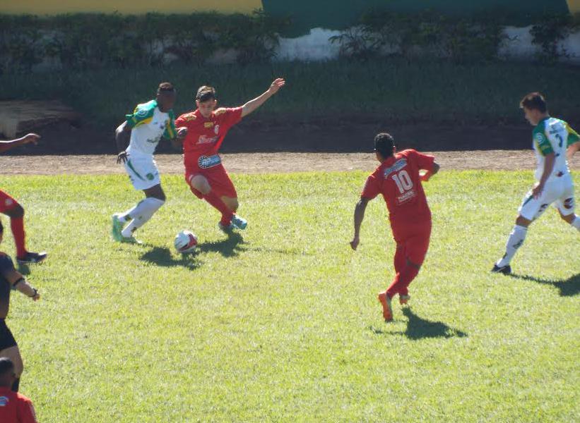 Joãozinho tenta criar mais uma jogada de perigo para o XV de Jaú 