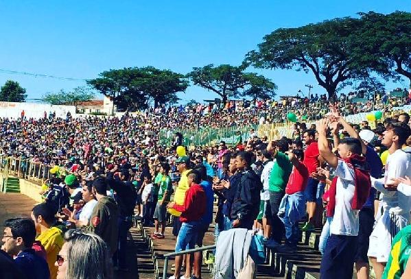 Mais de quatro mil torcedores marcaram presença no Estádio Zezinho Magalhães, nesse domingo 