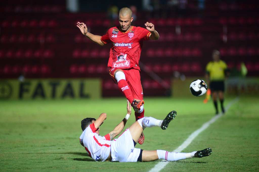 Velicka vem atuando na lateral-esquerda, mas também pode jogar como meia