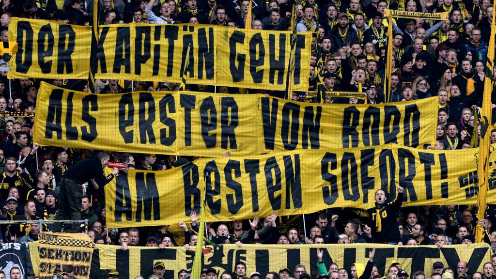 Torcida atacou Hummels no último jogo e levou faixa com os dizeres: 