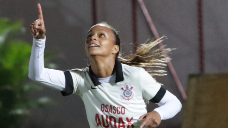 Meninas do Corinthians entram em campo para assumir a liderança
