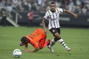 Corinthians pode negociar Elias para enxugar folha salarial