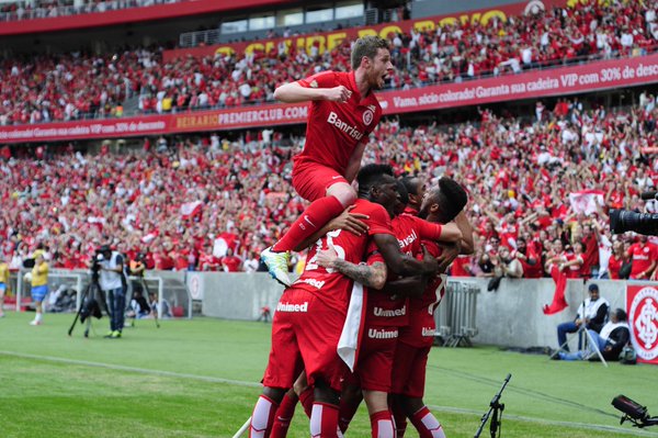 Jogadores do Internacional comemoram um dos três gols marcados neste domingo