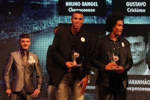 Série B: Atacante do Criciúma recebe prêmio no Top da Bola do estadual