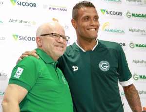 Série B: Léo Lima chega ao Goiás e beija escudo da camisa na apresentação