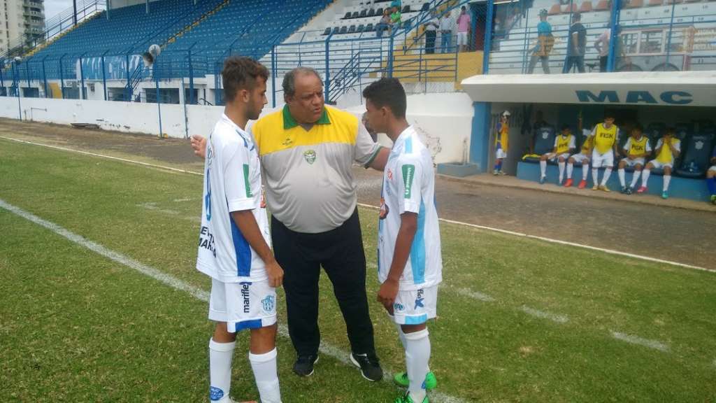 Marco Aurélio Jorge conversa com Juliano e Patrício antes de jogo da equipe sub-17 - Assessoria de Imprensa/Stadium BR