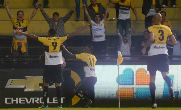 Náutico perdeu chances e levou um gol impedido, de Gustavo, no segundo. Foto: Caio Marcelo - Criciúma EC