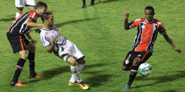 Joinville se defendeu sempre e segurou o empate quase até o fim do jogo. Foto: JEC