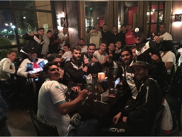 Adriano marca de pênalti em amistoso contra Ronaldinho Gaúcho em Las Vegas