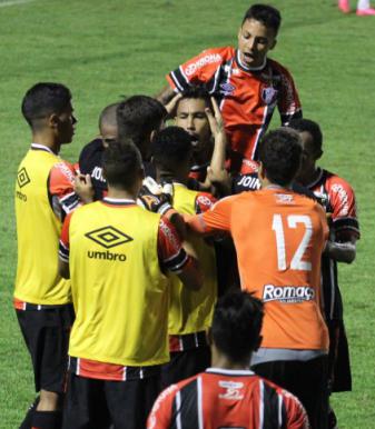 Bruno Aguiar marcou de cabeça o empate do Joinville diante do Luverdense