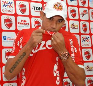 Robston marcou dois belos gols pelo Vila Nova