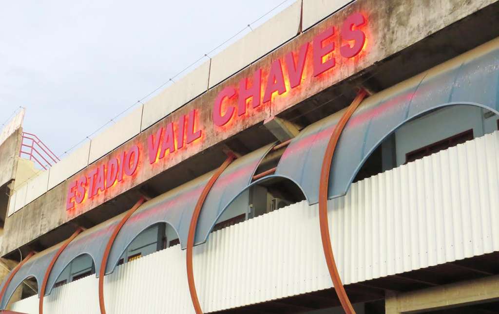 O letreiro do Estádio Vail Chaves passou por reformas.