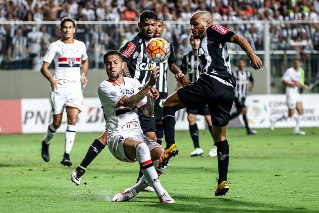 São Paulo sofreu dois gols em 11 minutos, mas diminuiu e segurou firma lá atrás a sua vaga