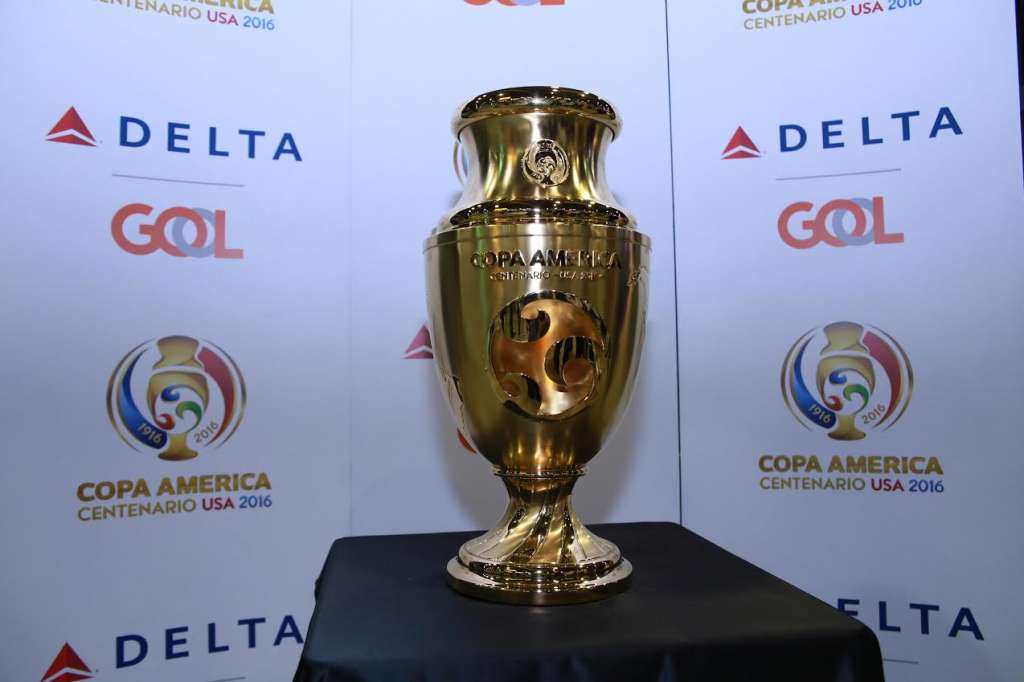 Troféu da Copa América Centenário chega ao Brasil
