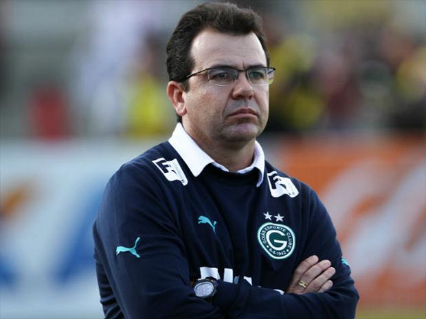Enderson Moreira é alvo de críticas pelo fraco futebol do campeão goiano