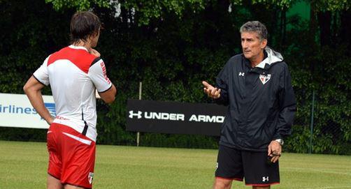 Bauza promete contratação de jogador brasileiro que está no exterior