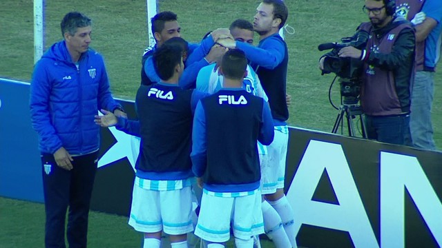 William 'Batoré' comemora seu gol, o primeiro da vitória sobre o Sampaio Corrêa