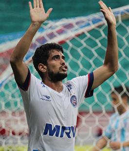 Zé Roberto perdeu boa chance com um chute torto para fora