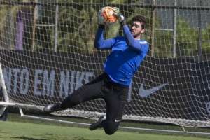 Sem jogar e com muita força de vontade, vida de 3º goleiro no futebol é dura