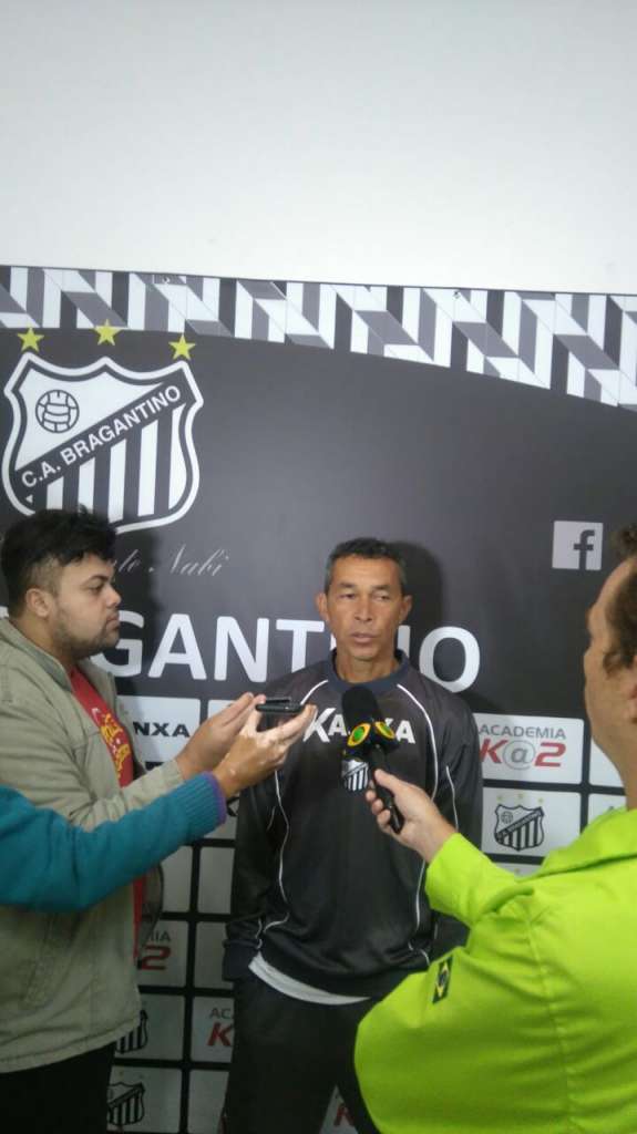 O auxiliar Alberto vai comandar o Bragantino de forma interina nesta terça-feira