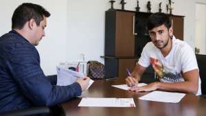 Corinthians oficializa contratação de Camacho, que assina por 3 anos