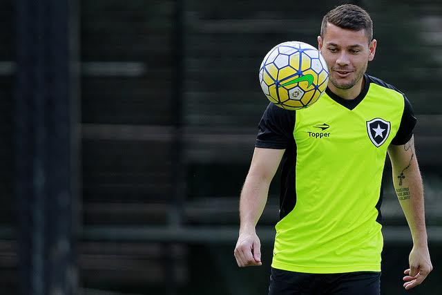 Anderson Aquino projeta muitos gols e revela vontade de vencer no Botafogo