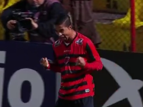 Ricardo Bueno comemora o gol que garantiu a vitória de virada para o Oeste