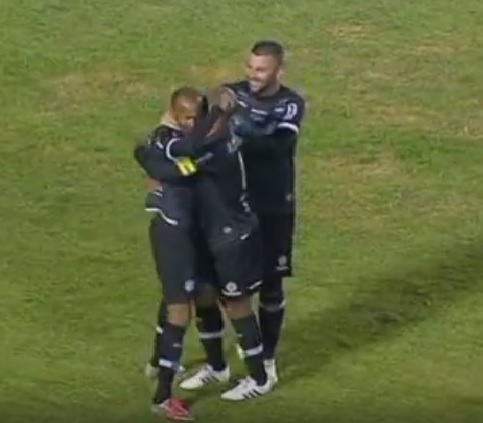 Jogadores do Tupi comemoram um dos cinco gols na goleada diante do Paysandu