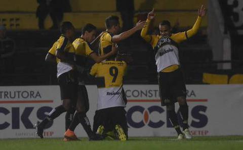 Jogadores do Criciúma comemoram os 3 a 1 em cima do Goiás
