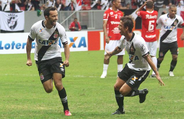 O craque Nenê, outra vez, desequilibrou para o Vasco da Gama. Ele fez os dois gols em cima do Vila Nova