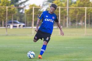 Volante do Vasco agride policial e é levado a delegacia após vitória na Série B