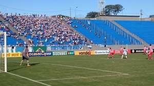 Série B: Joinville busca primeira vitória e quebra de tabu contra Londrina