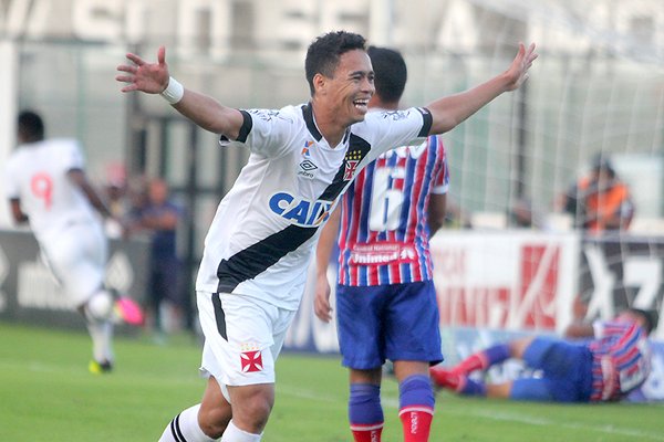 Pikachu comemora muito o gol vascaino