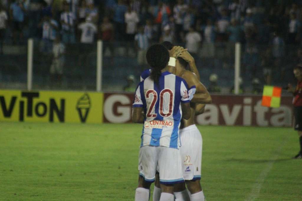 Raphael Luz comemora com os companheiros o gol que garantiu a vitória bicolor - Fernando Torres/Paysandu SC