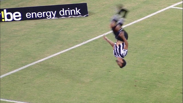 Felipe roda o mortal para comemorar o gol do Ceará