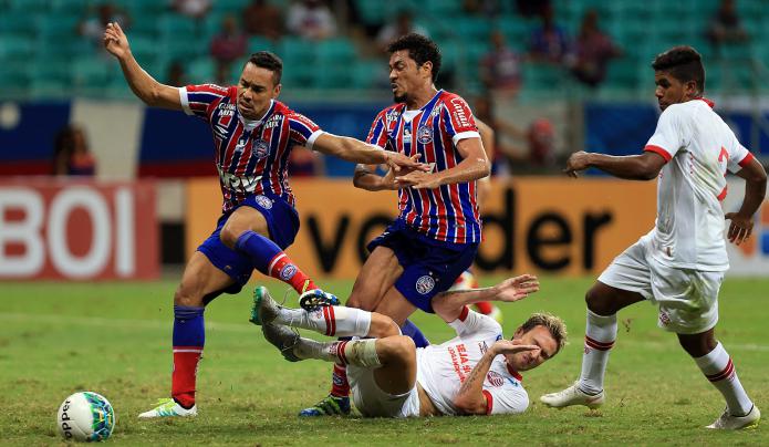 Bahia insistiu com ligação direta e Náutico somou primeiro ponto fora de casa. Fotos: Felipe Oliveira