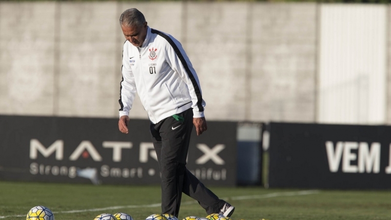 Tite volta a criticar jogo das 11h e questiona autonomia da CBF