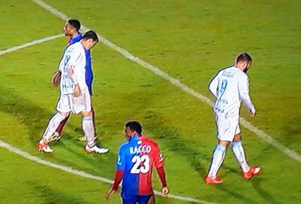 Zaga falha feio, mas Tubarão se recupera e evita derrota em casa