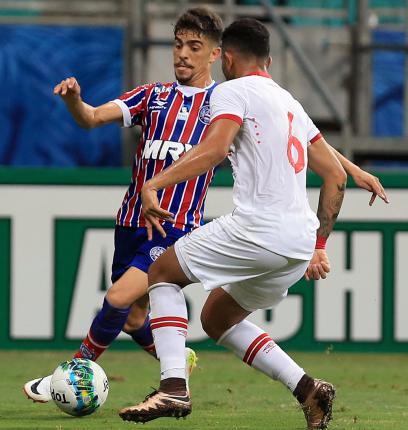 Bahia parou na forte marcação do Náutico. O empate acabou sendo justo. Foto: Felipe Oliveira