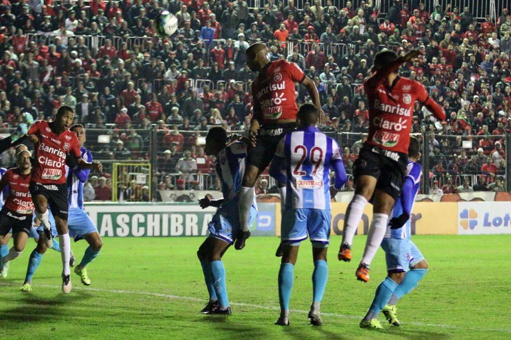 Brasil passa pelo Paysandu na Série B