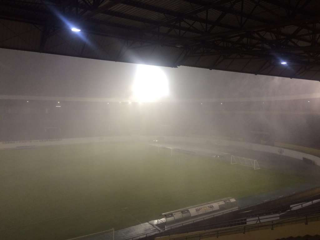 A forte chuva que caiu em Araraquara quase fez a arbitragem adiar a partida
