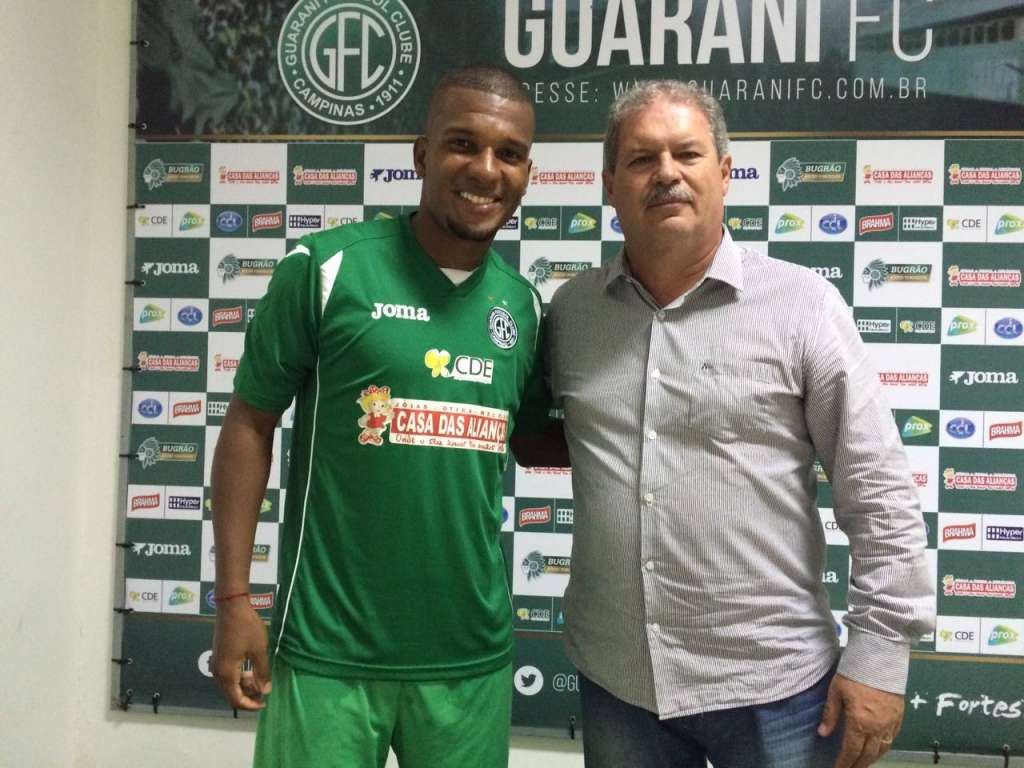 O zagueiro Genilson chega para fazer sombra a Leandro Amaro e Ferreira. (Foto: Divulgação / Guarani FC)