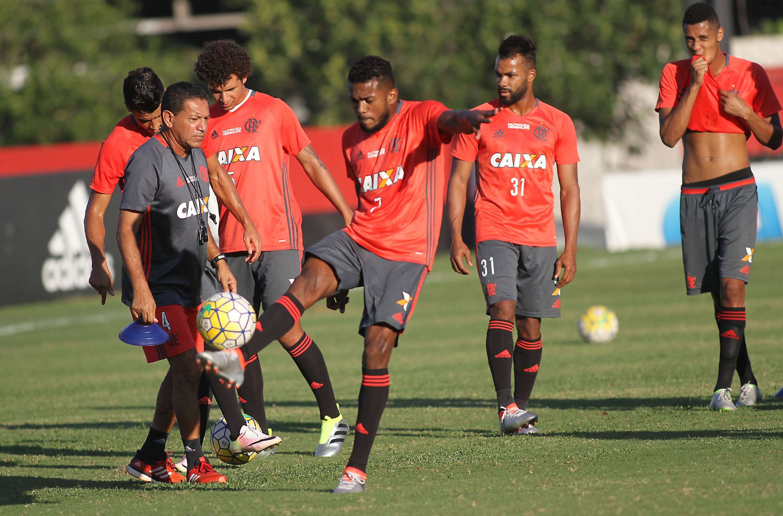 Visando G4, Flamengo defende tabu em Volta Redonda contra o Vitória