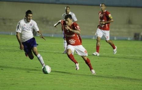Vila Nova tentou atacar de todas as formas o Paraná, que atuou com 10 quase o jogo interior. Foto: Cristovão Matos